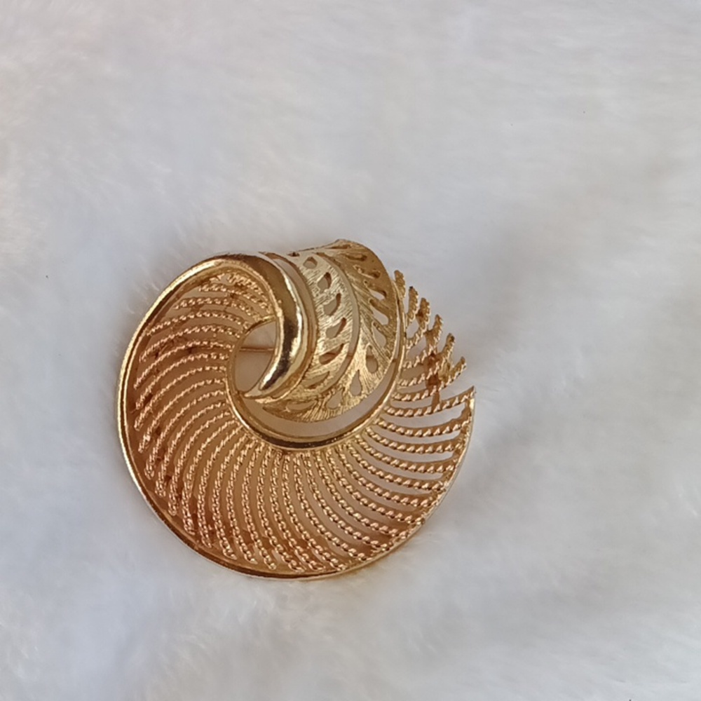334. USNER VINTAGE GOLD TONE BROOCH